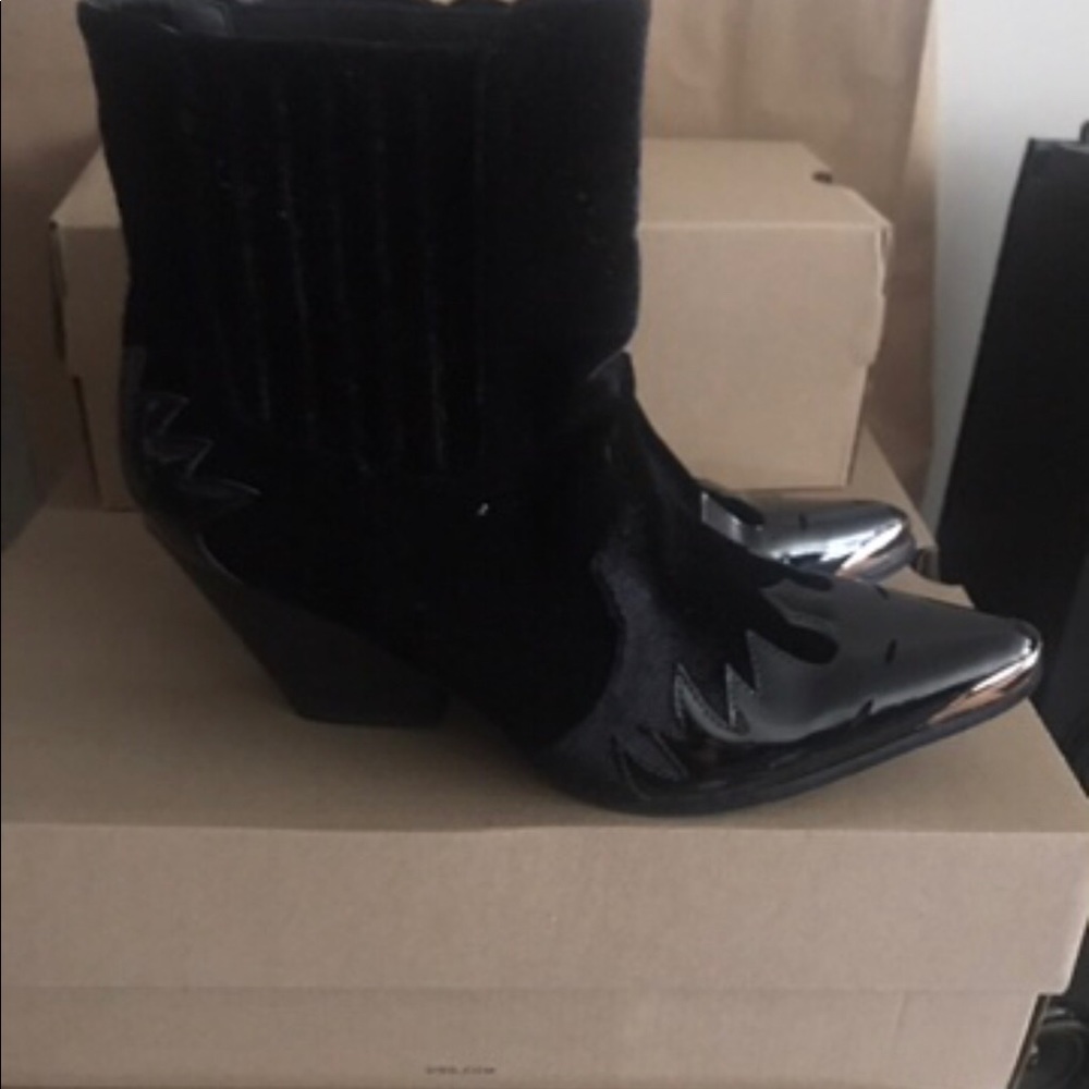 Ankle cowboy style boots